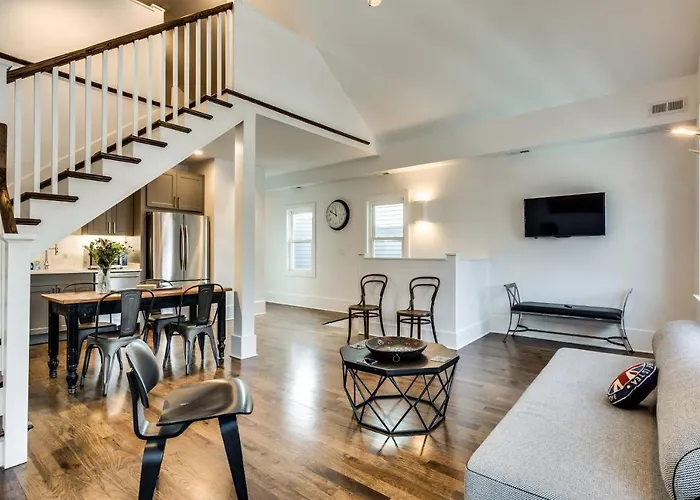Old Town At It's Finest! Pet Friendly & Recently Renovated Top-floor Has Everything Need For A Perfect Windy Getaway *