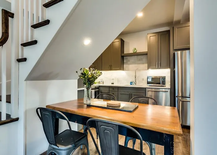 Old Town At It's Finest! Pet Friendly & Recently Renovated Top-floor Has Everything Need For A Perfect Windy Getaway * Chicago