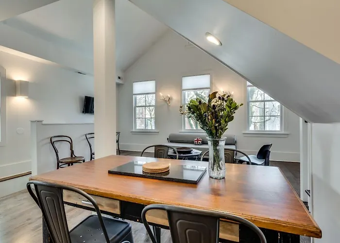 Old Town At It's Finest! Pet Friendly & Recently Renovated Top-floor Has Everything Need For A Perfect Windy Getaway